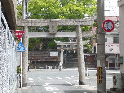 妙蓮寺方向から一の鳥居