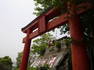 中腹の稲荷神社鳥居