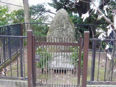 ぐみの実の塚