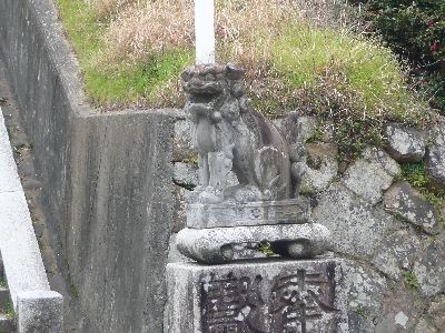 鳥居前の狛犬(阿形)