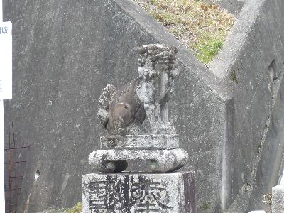 鳥居前の狛犬(吽形)