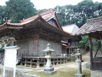 拝殿を斜めから