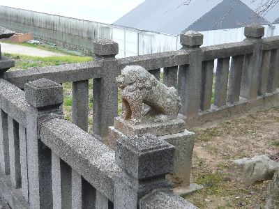 石垣上の狛犬