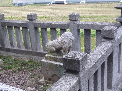 石垣上の狛犬