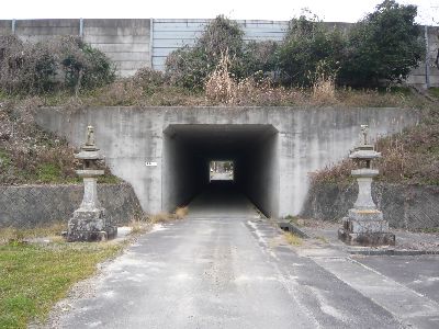 山陽自動車道を抜ける参道