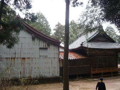 拝殿と本殿覆屋