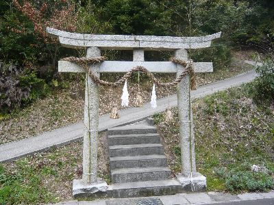 境内に昇る車道脇の鳥居