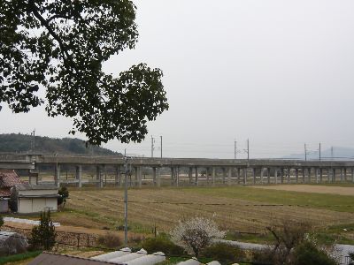 境内から観る山陽新幹線