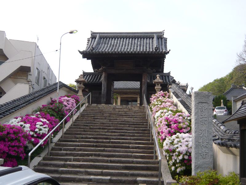 引接寺「三門の龍」の彫刻がある山門