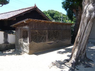 境内の鳥小屋